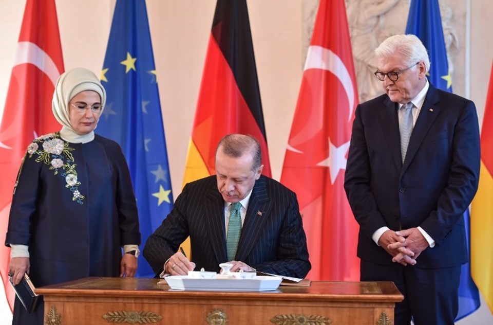 Cumhurbaşkanı Recep Tayyip Erdoğan Bellevue Sarayı'nda askeri tören sonrası "özel defteri" imzaladı. 