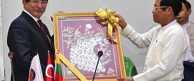 Davutoğlu Myanmarlılara traktör dağıttı