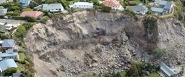 Depremde ölü sayısı 240'ı aştı