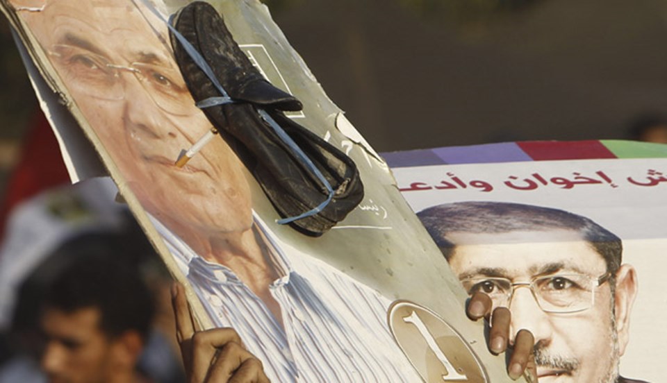 Cumhurbaşkanlığı seçimlerinde Mursi'ye karşı kaybeden Mübarek döneminin eski başbakanı Ahmed Şefik, "Geçmişi unutalım" çağrısında bulundu.