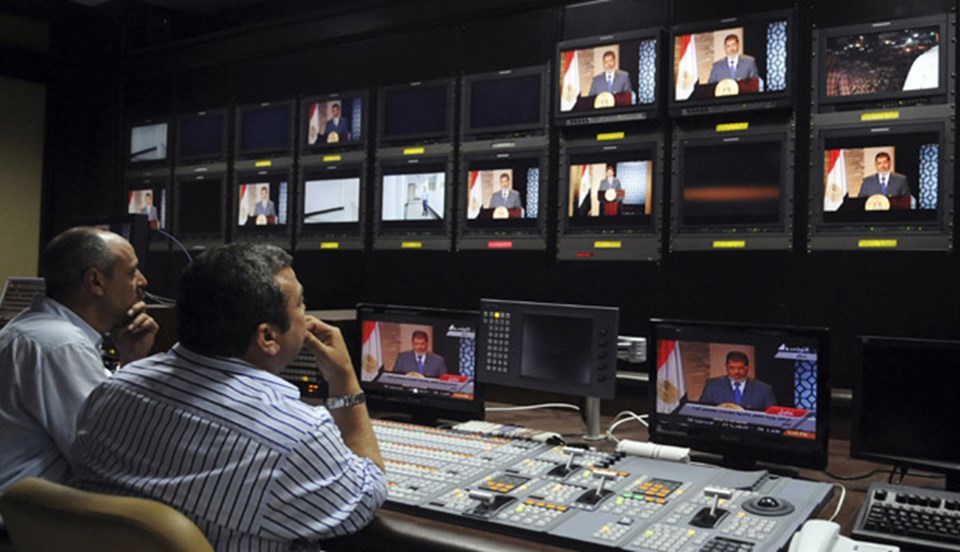 Kamuoyu önüne fazla çıkmayan Mursi, cumhurbaşkanlığı ilan edildikten sonra eşini telefonla arayarak, "Herkese haber ver televizyona çıkacağı" dedi.