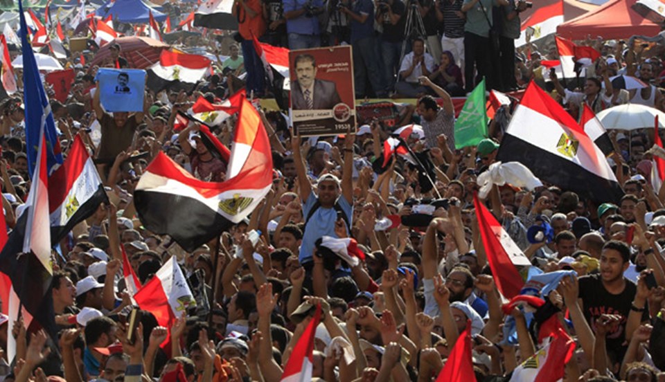 Seçim kazanan Mursi taraftarları Tahrir'de zafer gösterisi yaptı.