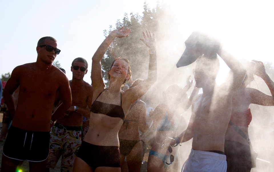 Летний денёк был скрашен грязным трахом Летний денёк был скрашен грязным трахом