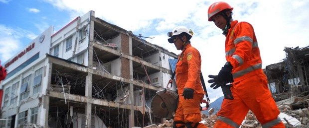 endonezya deprem061218.jpg