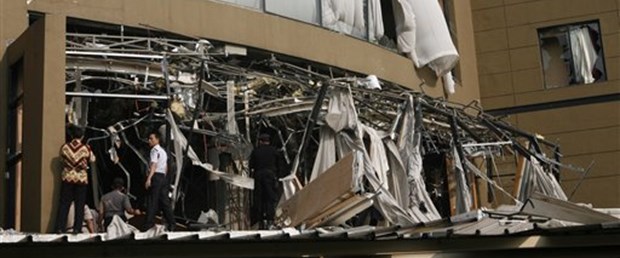 Endonezya'da iki otelde patlama: En az 9 ölü
