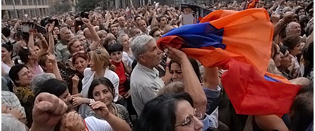 Ermenistan muhalefeti sokağa döküldü