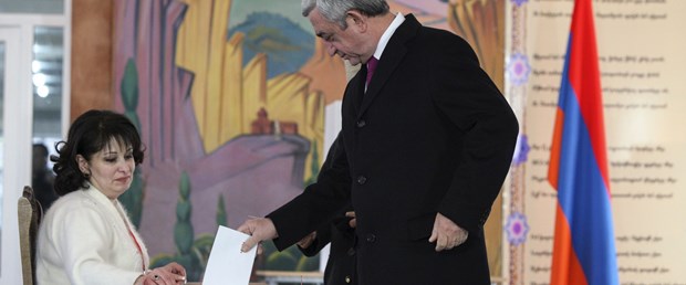sarkisyan-ermenistan-referandum071215.JPG