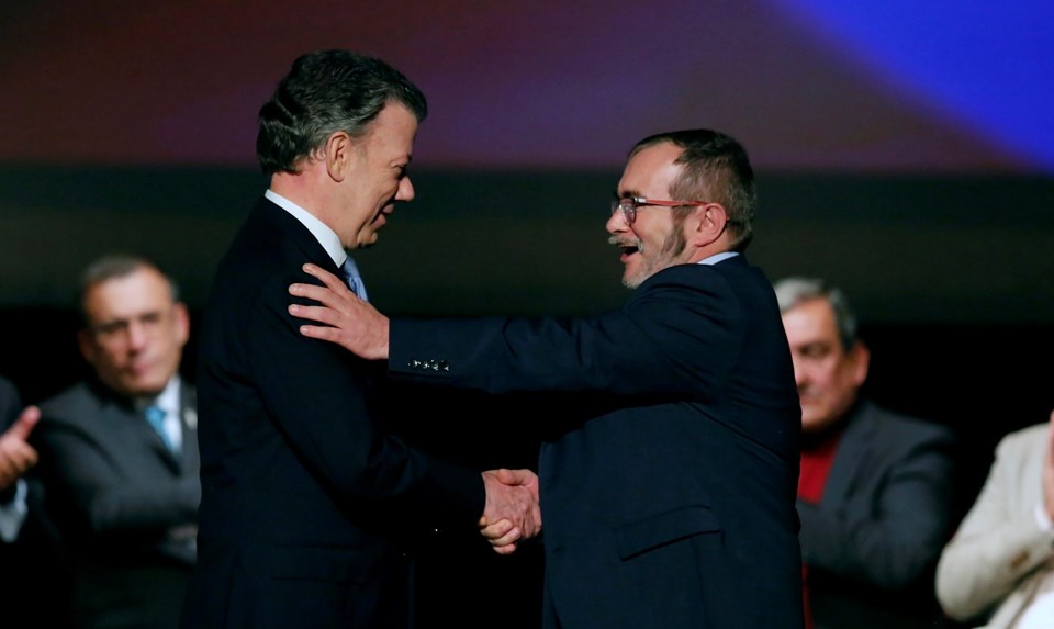 Kolombiya Devlet Başkanı Juan Manuel Santos ve Marksist lider Rodrigo Londono (Timoşenko) ülkenin başkenti Bogota'da barış anlaşmasını imzaladı.