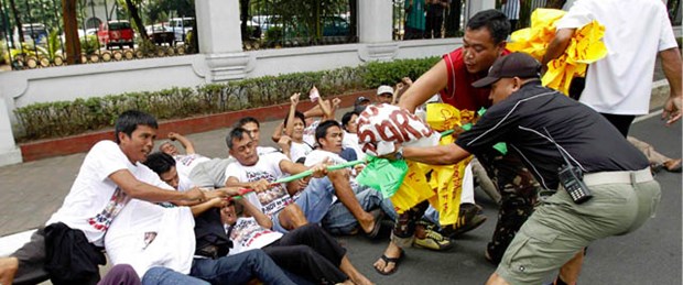 Filipinler eski diktatörün kasasını boşaltıyor