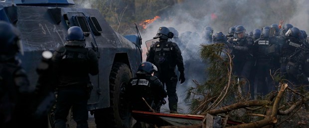 2018-04-15T171719Z_1344867330_UP1EE4F1C0U9N_RTRMADP_3_FRANCE-POLICE-SQUAT-PROTEST.JPG
