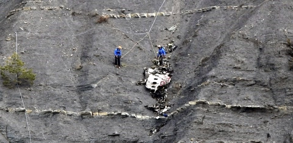 GermanWings'in Fransız Alpler'indeki kurtarma çalışmaları devam ediyor. Kurtarma ekipleri şimdiye kadar 80 kişinin DNA verilerini tespit etti.
