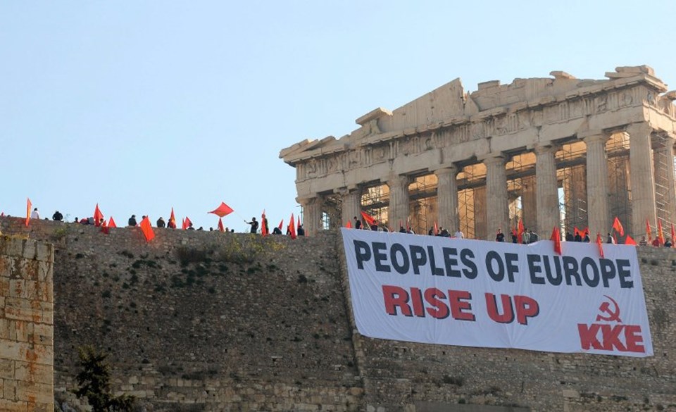 Yunanistan Komünist Partisi Parthenon'a dev bir "Avrupa Halkları Ayağa Kalkın" pankartı astı.