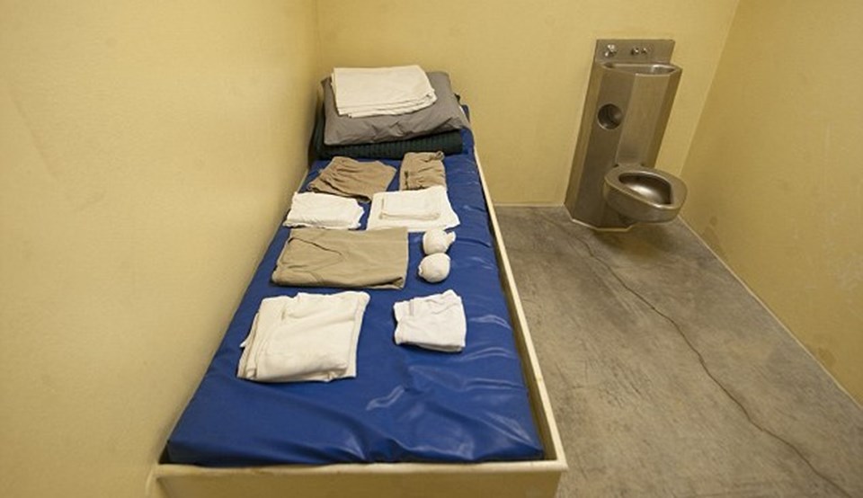 El Kaide ile bağlantılı olmakla suçlanan Suudi Arabistanlı Shaker Aamer 13 yıl Guantanamo üssünde böyle bir hücrede yaşadı.