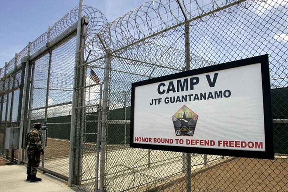 ABD eski Başkanı George W. Bush "küresel terörle mücadele" çercevesinde Guantanamo üssünü büyük bir cezaevine dönüştürdü.