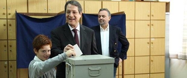 kıbrıs rum kesiminde halk sandiga gidiyor.jpg