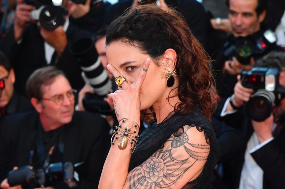 İtalyan aktris Asia Argento 1997 yılında 21 yaşındayken Paris'te yapımcı Harvey Weinstein'in tecavüzüne uğradığını iddia etti. Weinstein'in kendisini otel odasına davet ettiğini ve burada tecavüze uğradığını ileri sürdü.