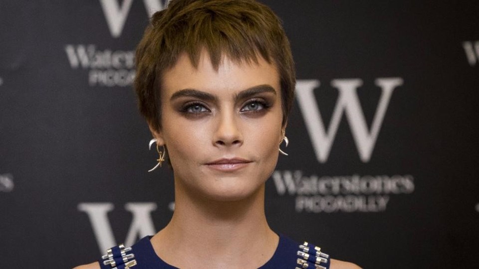 İngiliz manken Cara Delevingne, Harvey Weinstein'in kendisini bir kadınla öpüşmeye zorladığını ileri sürdü.
