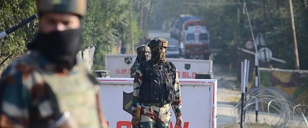 hindistan bombalı saldırı asker polis
