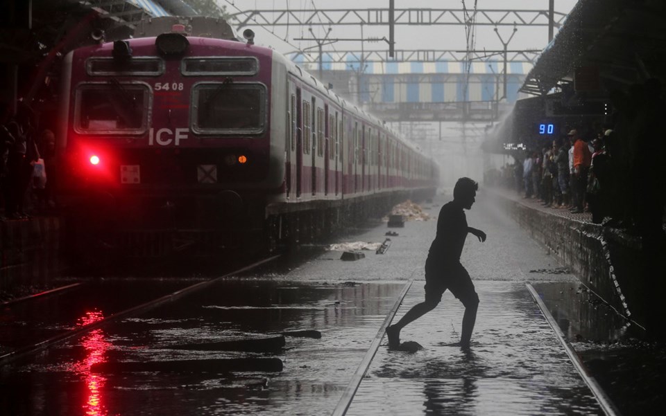 ŞİDDETLİ YAĞIŞLAR MUMBAİ'DE HAYATI FELÇ ETTİ