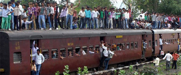 Hindu hacılara tren çarptı: 20 ölü