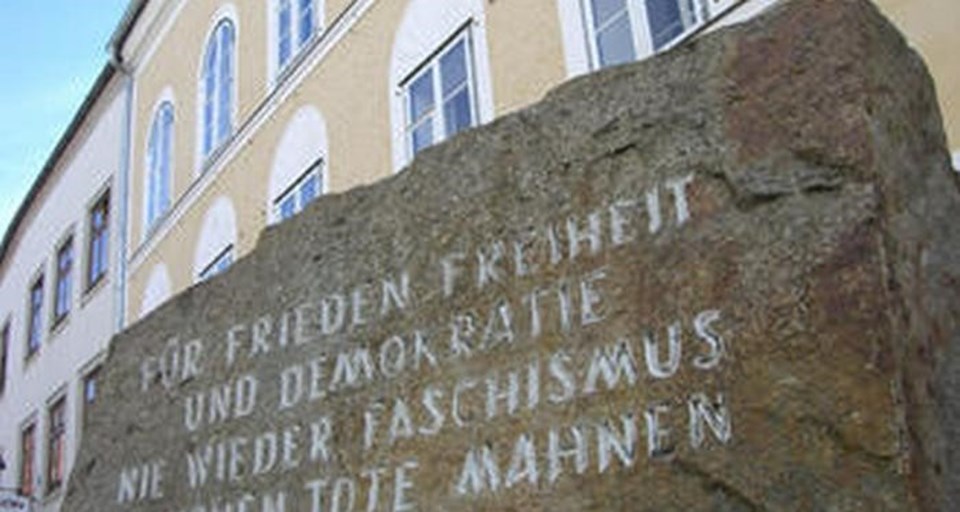 Hitler’in doğduğu evin önünde Mathausen Toplama Kampı’ndan getirtilen büyük bir granit taş bulunuyor. Taşın üzerinde "Barış, Özgürlük ve Demokrasi için. Faşizme bir daha asla. Milyonlarca ölü uyarıyor" yazıyor.
