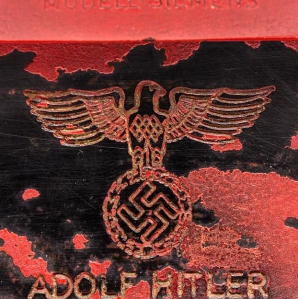 "Kitle imha silahı" olarak nitelendirilen Hitler'e ait kırmızı hatlı telefon 243 bin dolara satıldı. 
