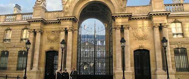 Hollande'ın sarayına araçla saldırı