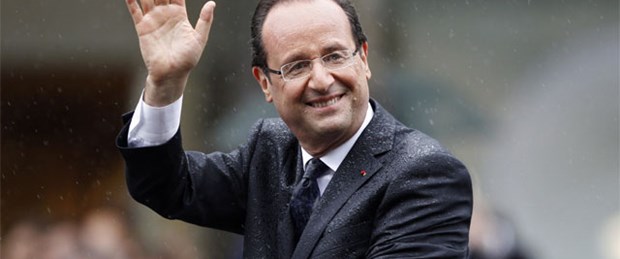 Hollande'ın uçağına yıldırım isabet etti