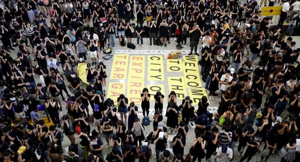 Bu hafta içinde Hong Kong havalimanında yapılan protesto eylemi uçuşların iptaline yol açmıştı