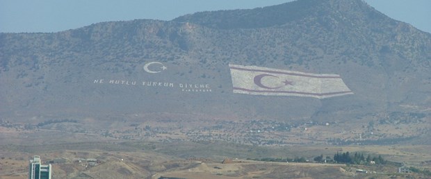 Hristofyas'tan KKTC bayrağına: Hilkat garibesi