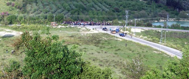 İlk mülteciler Türkiye sınırını geçti