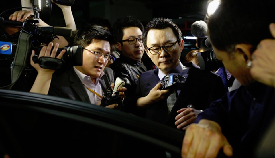 Seul'a dönen Yoon Chang-jung, düzenlediği basın toplantısının ardından gazeteci ordusu tarafından kuşatıldı.