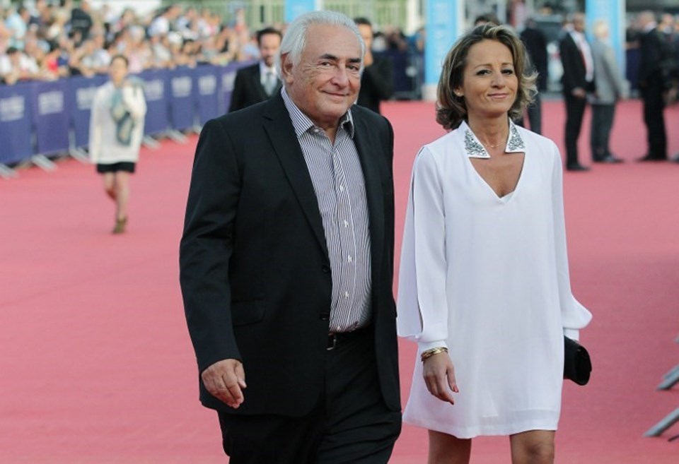 IMF eski Başkanı Strauss-Kahn 2011'de New York'ta bir otel çalışanına tecavüz etmekle suçlanmış ve 4 gün gözaltında tutulmuştu. Eşinden ayrılan Strauss-Kahn yeni sevgilisi marketing uzmanı Myriam L'Aouffir'le görülüyor.