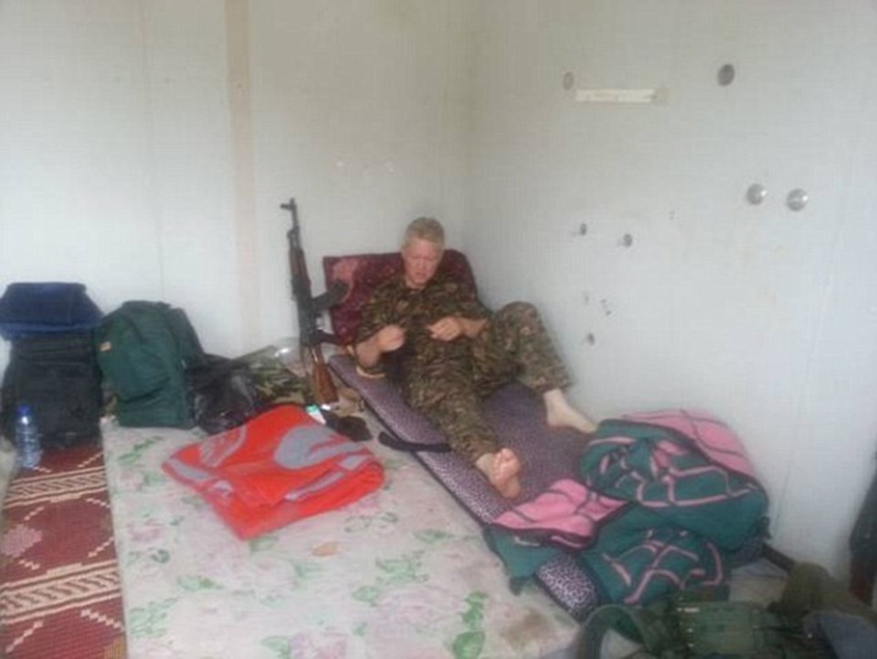 Üniformasını 24 saat çıkarmadığını belirten Enright, kendisine verilen Kalaşnikof marka tüfeğe de Romanya üretimi olduğu için ‘Olga’ adını koyduğunu ifade etti.