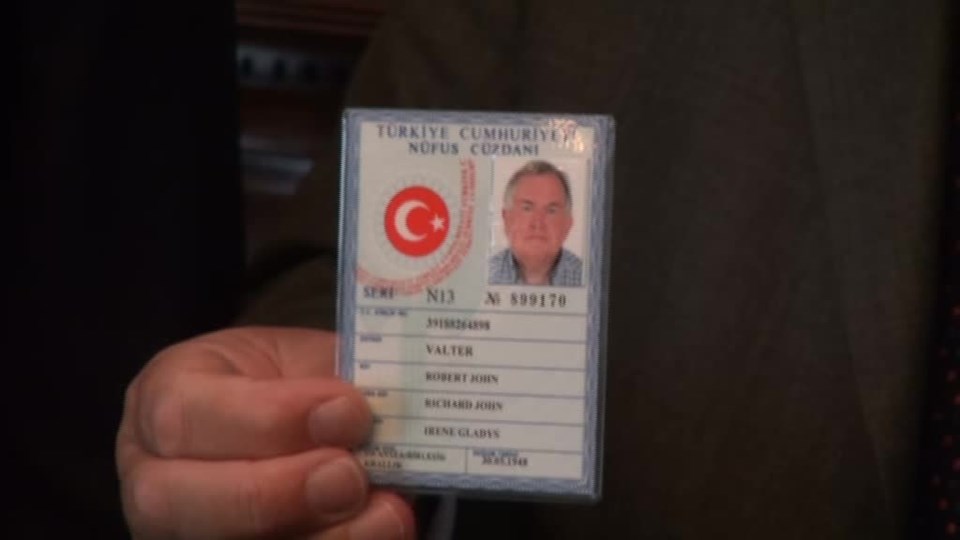 Londra'daki Büyükelçilik Rezidansı'nda düzenlenen törende, Çavuşoğlu Walter'a bizzat kendisinin imzaladığı Türkiye Cumhuriyeti kimliğini takdim etti.
