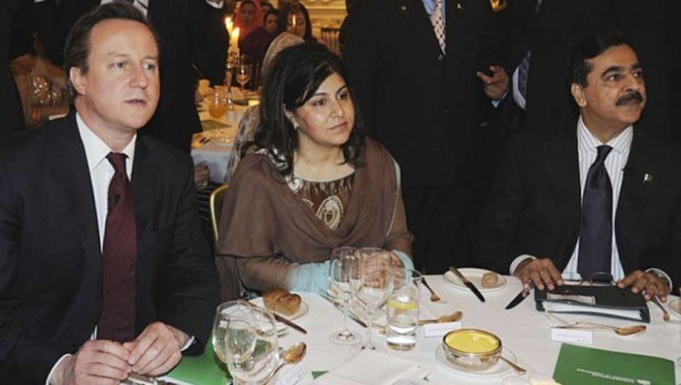 İngiltere Başbakanı David Cameron seçimler öncesi Pakistanlı Müslümanlarla bir araya gelmişti.