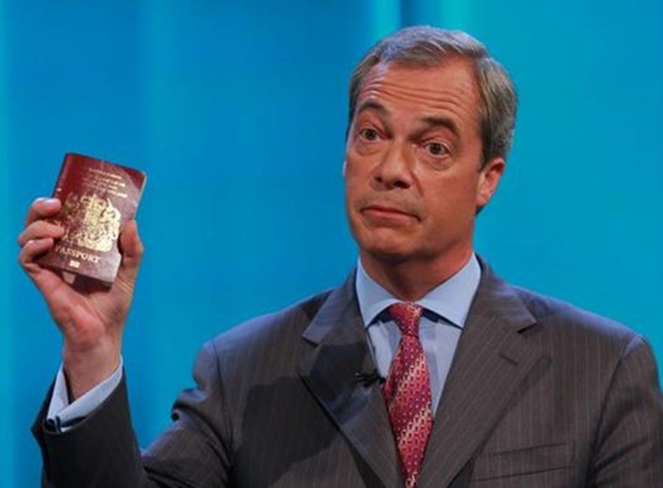 Nigel Farage, kameraya İngiliz pasaportunu gösterdi.