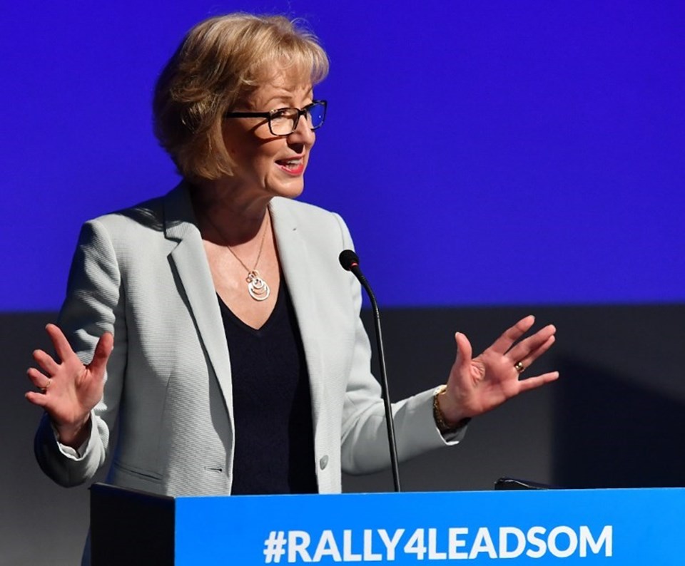 Enerji Bakan yardımcısı Andrea Leadsom, Muhafazar Parti içerisinde yeterli desteğe sahip olmadığını belirterek, yarıştan çekildi.