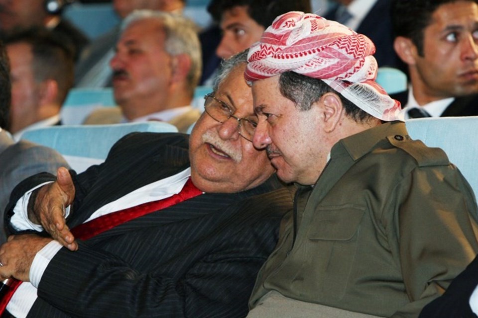 Kürdistan Yurtseverler Birliği Genel Sekreteri Celal Talabani, Kürdistan Demokratik Partisi lideri Mesud Barzani ile görülüyor.