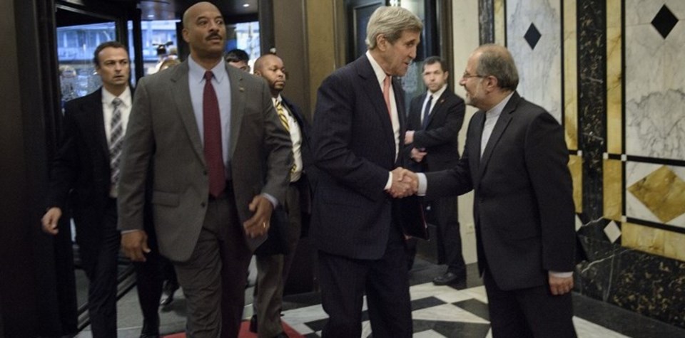 İran Dışişleri Bakanı Cevad Zarif, Viyana'daki Suriye toplantısına katılmak için dün Avusturya'ya geldi. Zarif, nükleer müzakerelerde pazarlık yaptığı ABD Dışişleri Bakanı John Kerry'le tokalaştı.