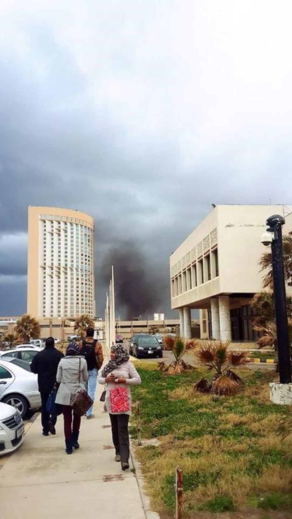 Libya'nın başkenti Trablus'ta silahlı militanlar Corinthia Hotel'i bastı.