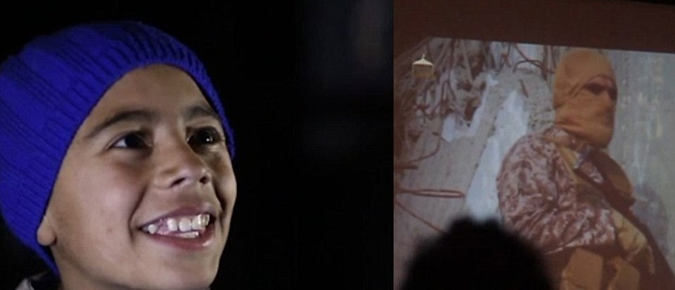 Rakka'da kurulan ekranlarda Ürdünlü pilotun yanarak can verdiği görüntüler gösterildi. Görüntüleri izlerken gülümseyen bir çocuk...