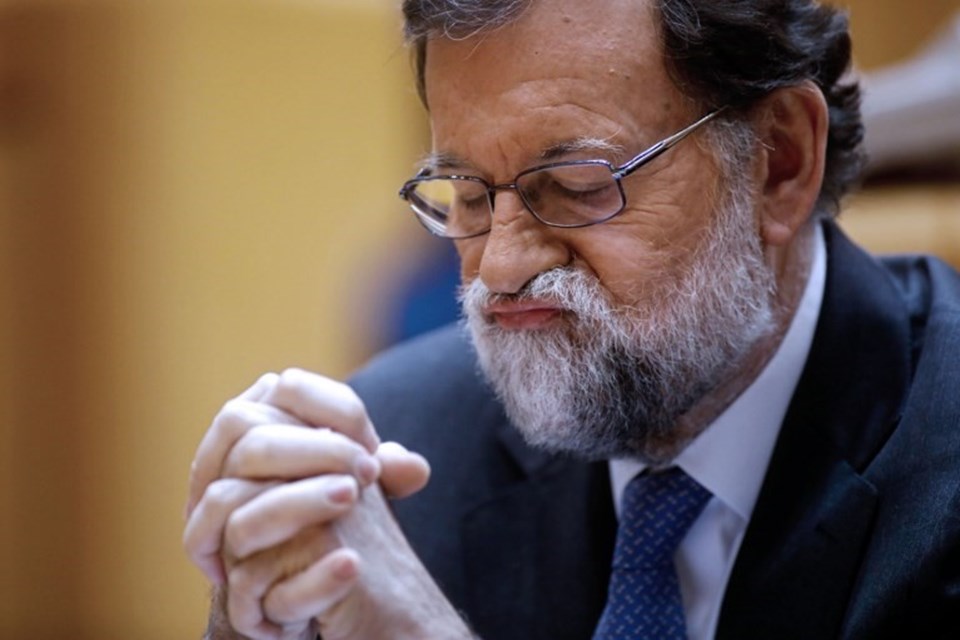 Yolsuzluk davaları nedeniyle zor günler yaşayan İspanya Başbakanı Mariano Rajoy parlamentoda güvenoyu alamadı ve koltuğunu Sosyalist lider Pedro Sanchez'e kaptırdı. 