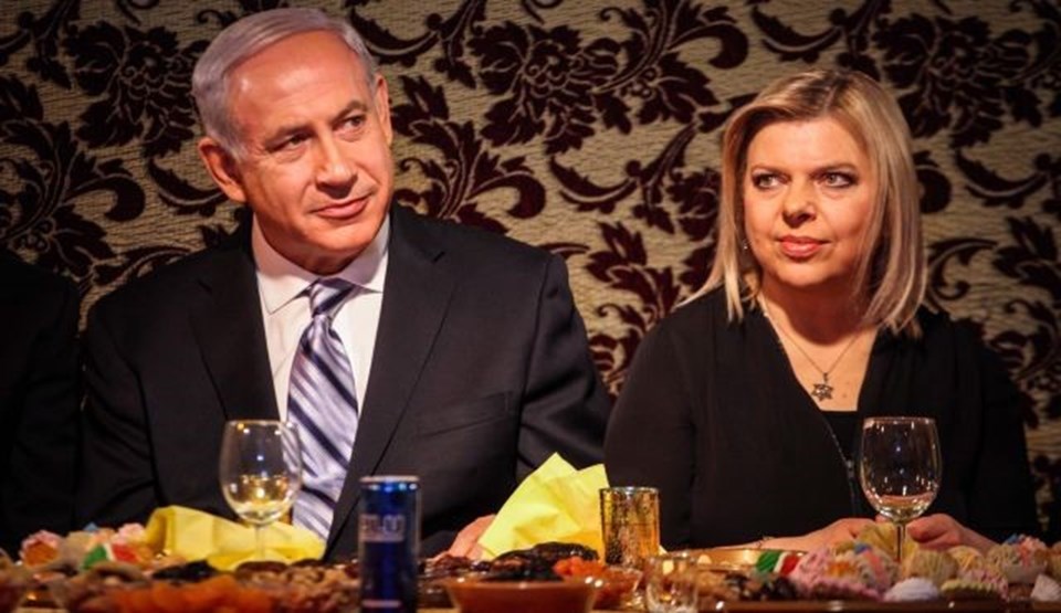 İsrail Başbakanı Netanyahu'nun eşi Sara Netanyahu, boş şişeleri kendi adına süpermarkete göndererek buradan gelir elde etmekle suçlanıyor.