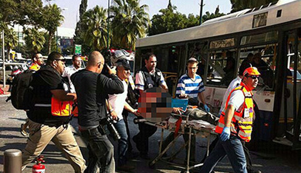 Tel Aviv'de bir otobüste meydana gelen patlama sonrası yaralılar hastanelere taşındı.