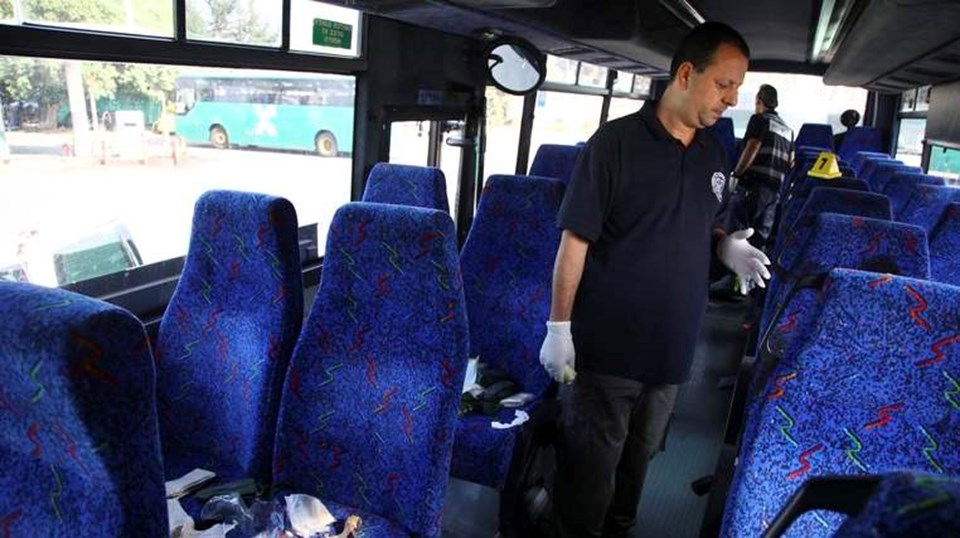 Olay yerinde geniş güvenlik önlemleri alan İsrail polisi, otobüsün içinde incelemelerde bulundu.