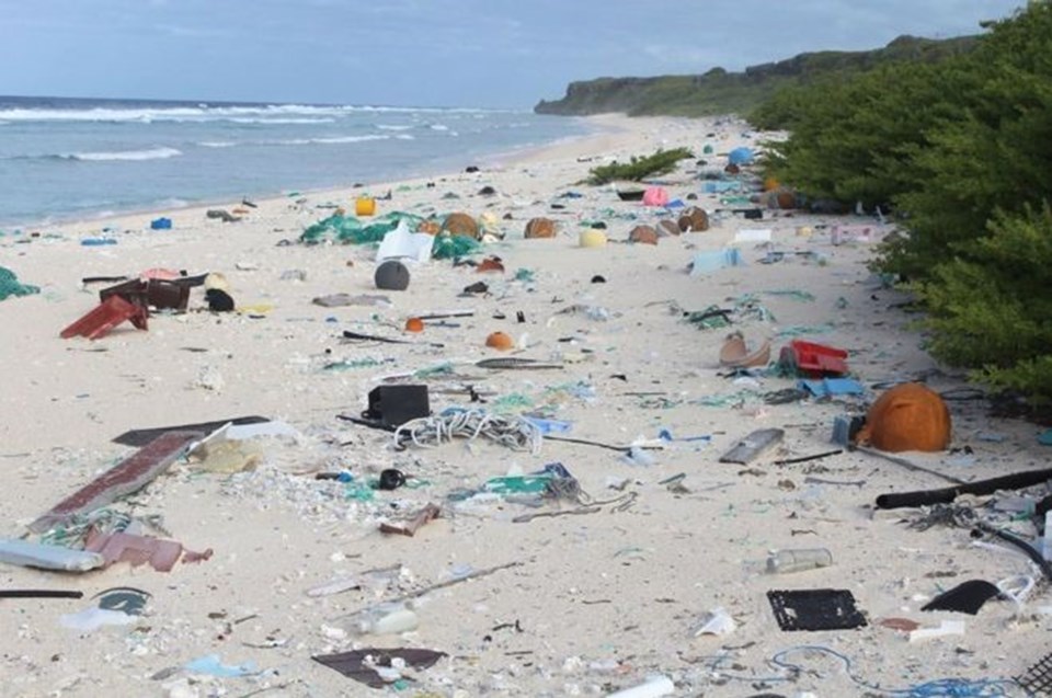 Metrekareye 671 plastik atığın düştüğü ada, açık hava çöplüğüne döndü.