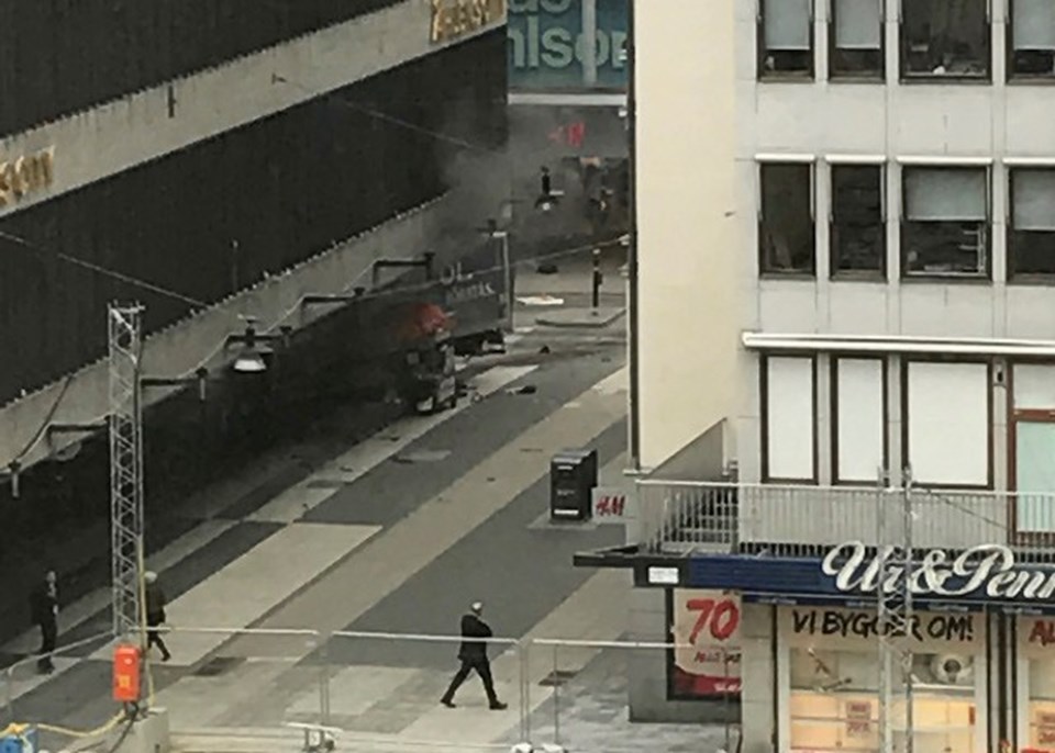 İsveç'in başkenti Stockholm'de bir kamyon yayaların arasına daldıktan sonra bir mağazaya girdi.