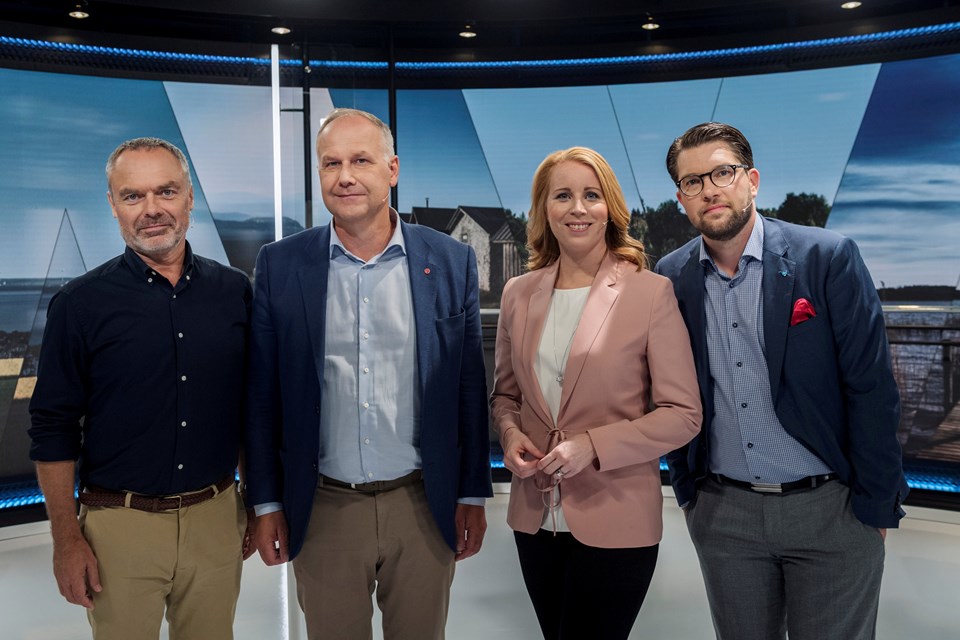 İsveç'te pazar günü yapılacak seçimler öncesi parti liderleri ekranlarda kozlarını paylaştı.