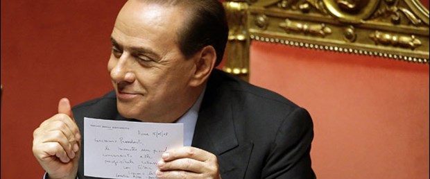 İtalya muhalefeti: Berlusconi kral olmak istiyor